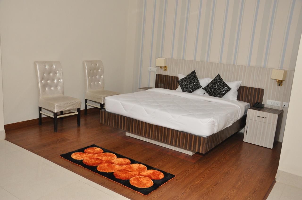 Hotel Krishna Mahal Thānesar Extérieur photo